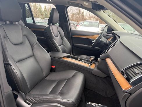 Used 2022 Volvo XC90 T6 Momentum w/ Advanced Package image 31