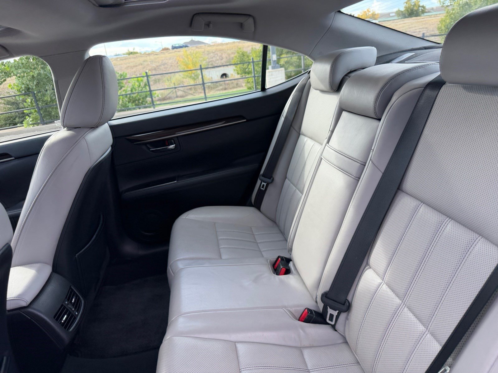 Used 2016 Lexus ES 350 w/ Luxury Package w/Wood Trim FWD image 17