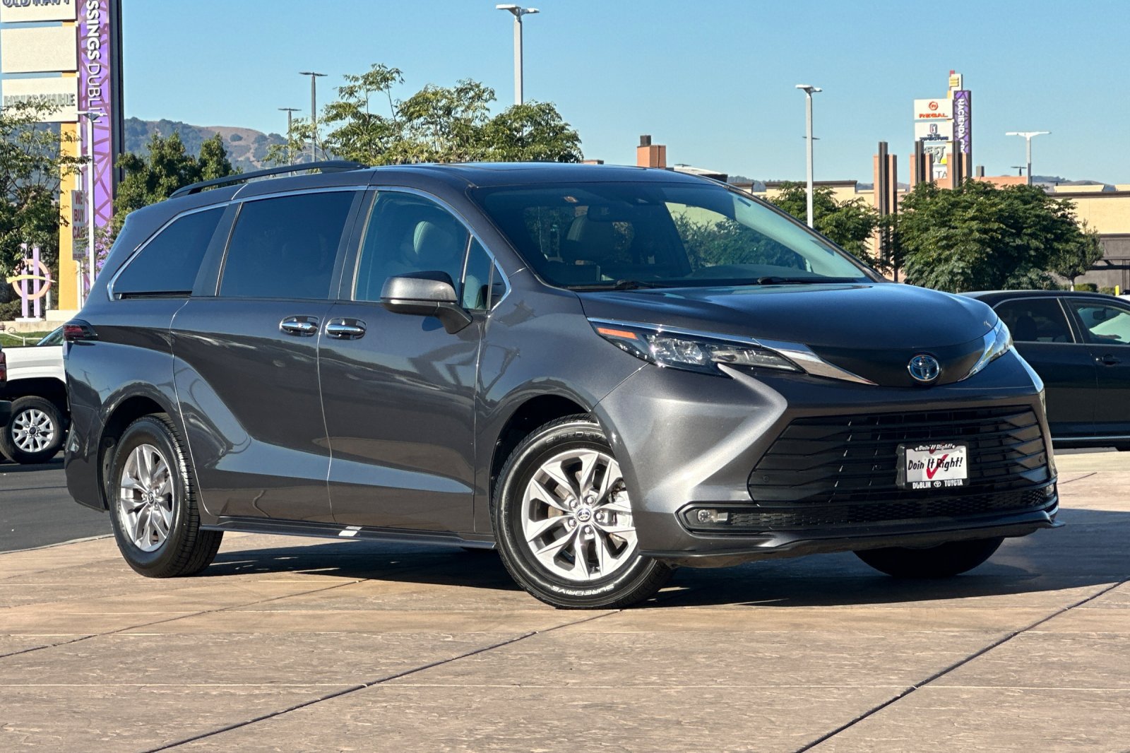 Certified 2025 Toyota Sienna XLE FWD image 2