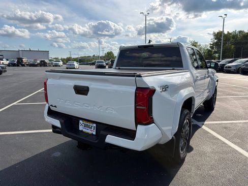 Used 2025 Toyota Tacoma TRD Sport AWD/4WD image 7