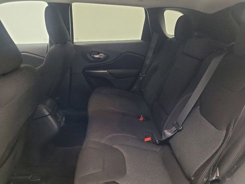 Used 2019 Jeep Cherokee Latitude w/ Popular Appearance Group AWD/4WD image 18