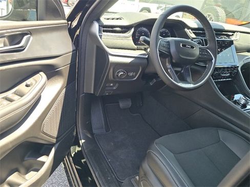 New 2025 Jeep Grand Cherokee L Altitude image 4