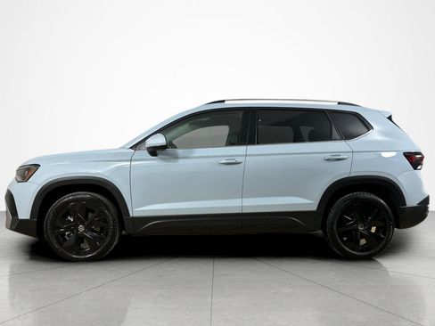Used 2025 Volkswagen Taos SE w/ Panoramic Sunroof Package FWD image 2
