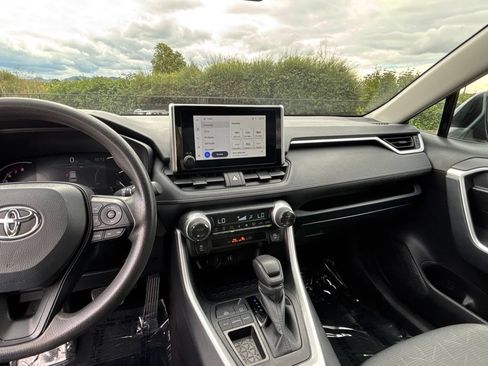 Used 2025 Toyota RAV4 XLE FWD image 25
