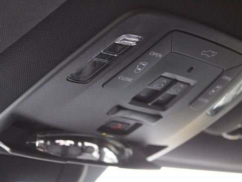 Used 2025 Toyota Sienna Platinum image 50