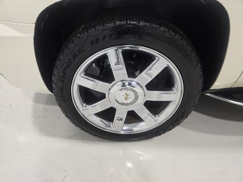Used 2010 Cadillac Escalade Luxury image 3