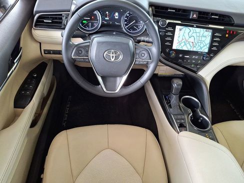Used 2020 Toyota Camry XLE w/ Sunroof Package FWD image 2