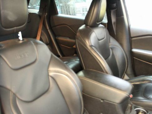 Used 2017 Jeep Cherokee Limited image 11