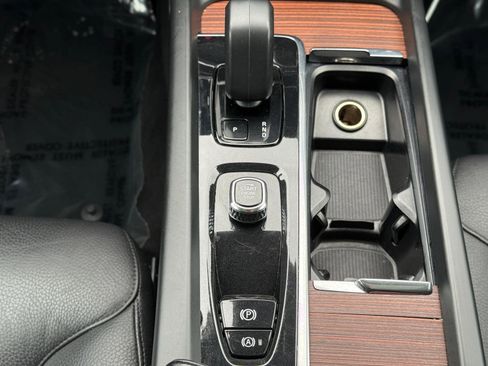 Used 2023 Volvo XC60 B5 Plus image 25