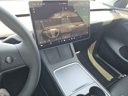 Used 2022 Tesla Model Y Long Range AWD/4WD image 30