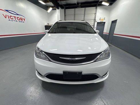 Used 2017 Chrysler Pacifica Touring-L w/ Tire & Wheel Group FWD image 7