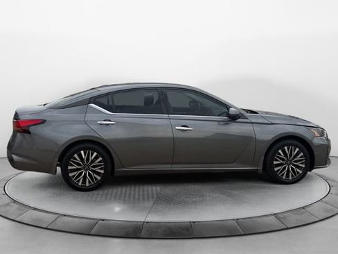 Used 2023 Nissan Altima 2.5 SV FWD image 2