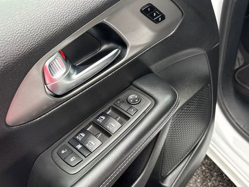 Used 2025 Chrysler Pacifica Select image 11