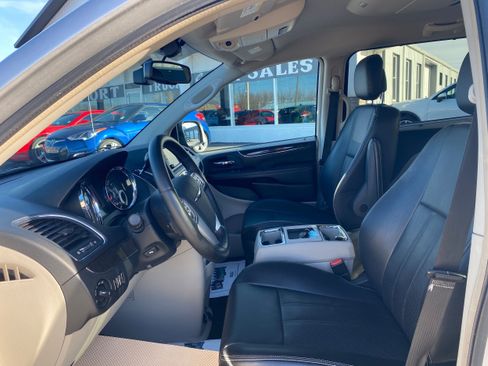 Used 2011 Chrysler Town & Country Touring-L w/ Entertainment Group #2 FWD image 10