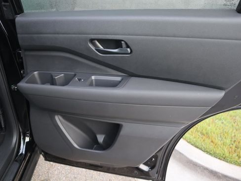 Used 2025 Nissan Pathfinder S image 40