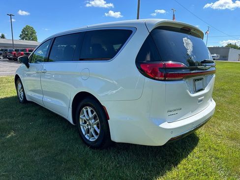 Used 2023 Chrysler Pacifica Touring-L FWD image 5