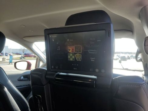 Used 2018 Chrysler Pacifica Limited image 38