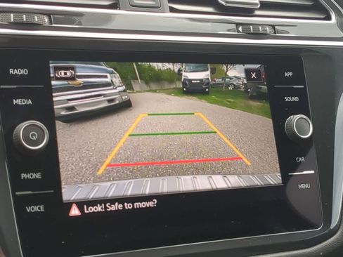 Used 2023 Volkswagen Tiguan SE AWD/4WD image 28