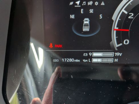 Used 2025 Toyota Tundra Limited AWD/4WD image 21