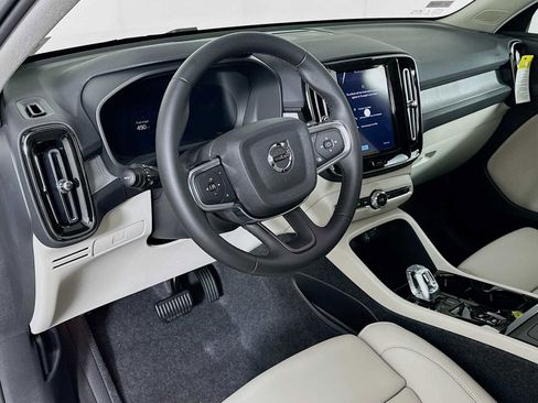 Used 2025 Volvo XC40 B5 Plus w/ Climate Package image 9
