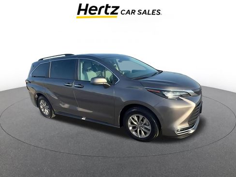 Used 2024 Toyota Sienna XLE image 1