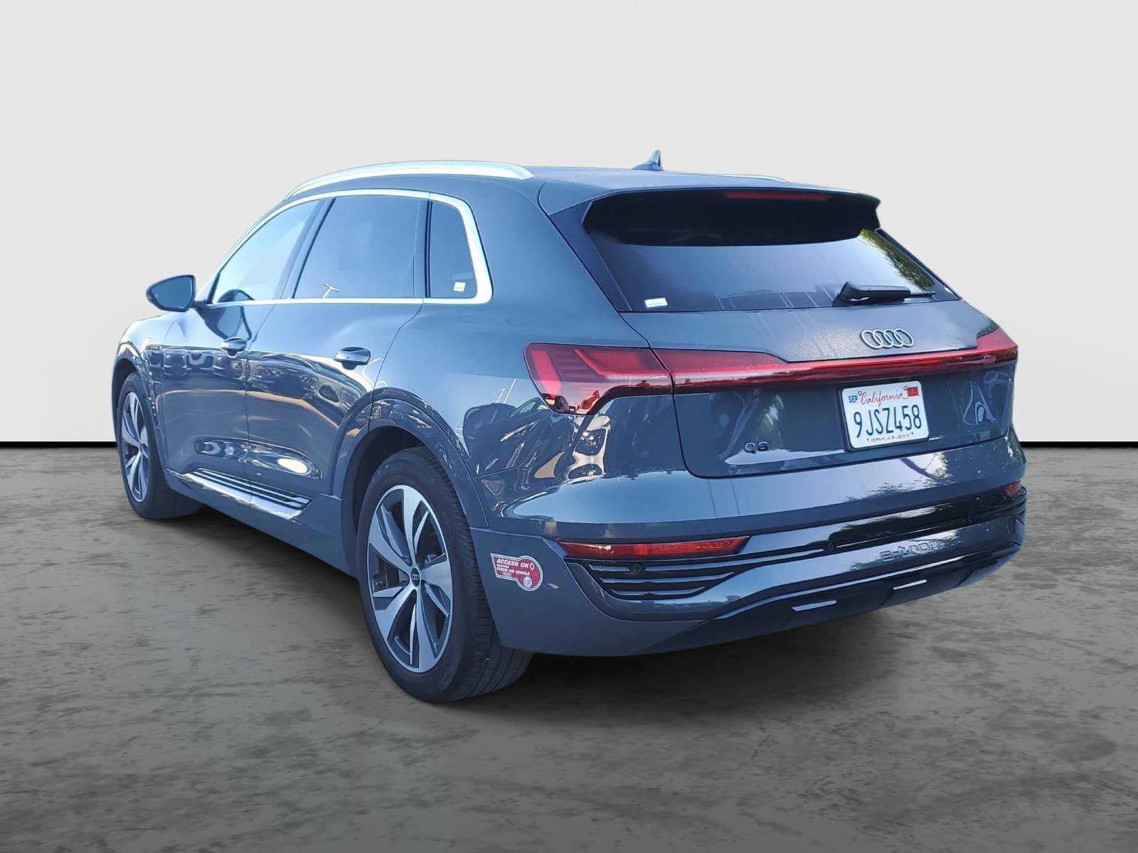 Used 2024 Audi Q8 e-tron Premium Plus AWD/4WD image 3