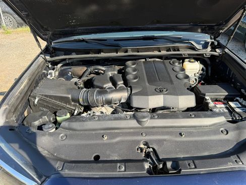 Used 2018 Toyota 4Runner SR5 AWD/4WD image 27