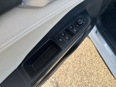 Certified 2025 Volkswagen Taos SE w/ Panoramic Sunroof Package image 12