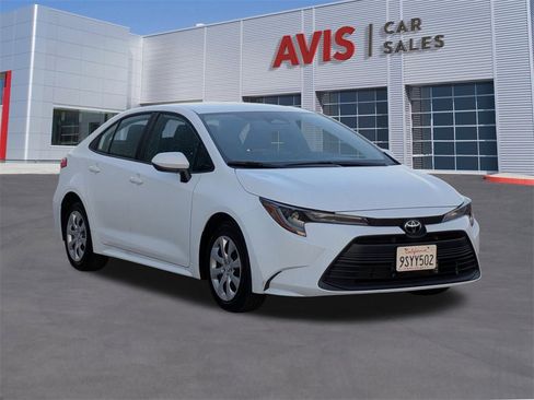 Used 2025 Toyota Corolla LE image 3