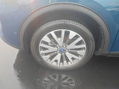 Used 2020 Ford Escape Titanium image 2