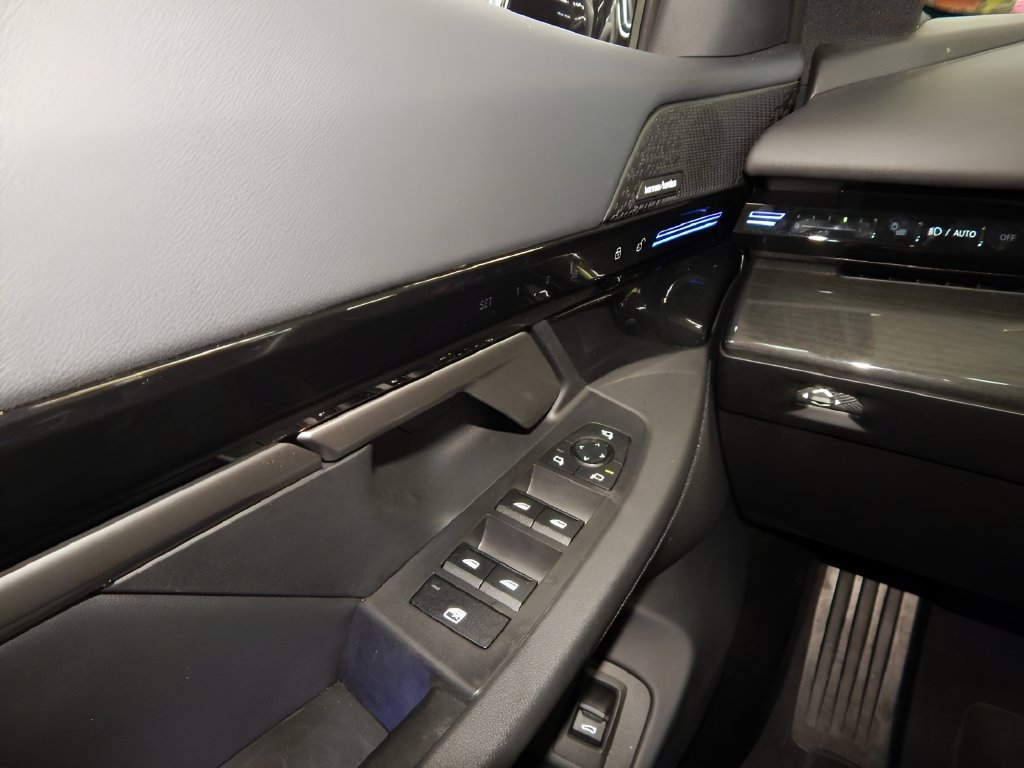 Used 2025 BMW 530i xDrive w/ Premium Package AWD/4WD image 16