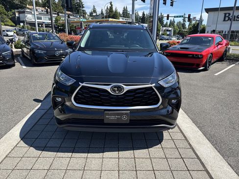 Used 2020 Toyota Highlander XLE AWD/4WD image 2