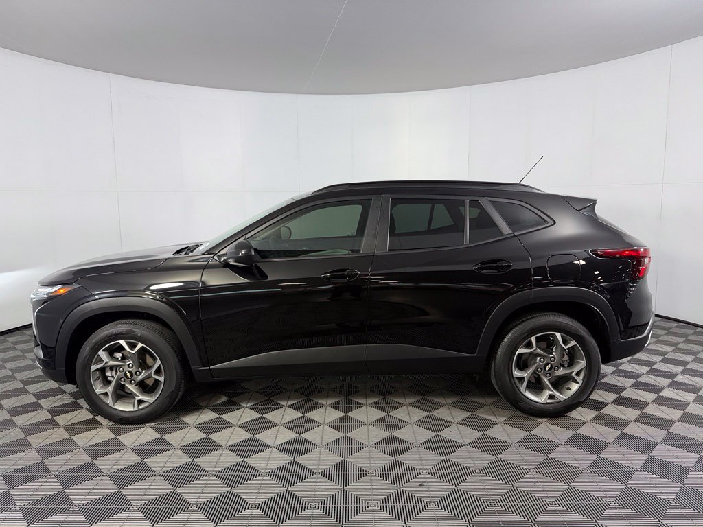 Used 2025 Chevrolet Trax LT FWD image 11