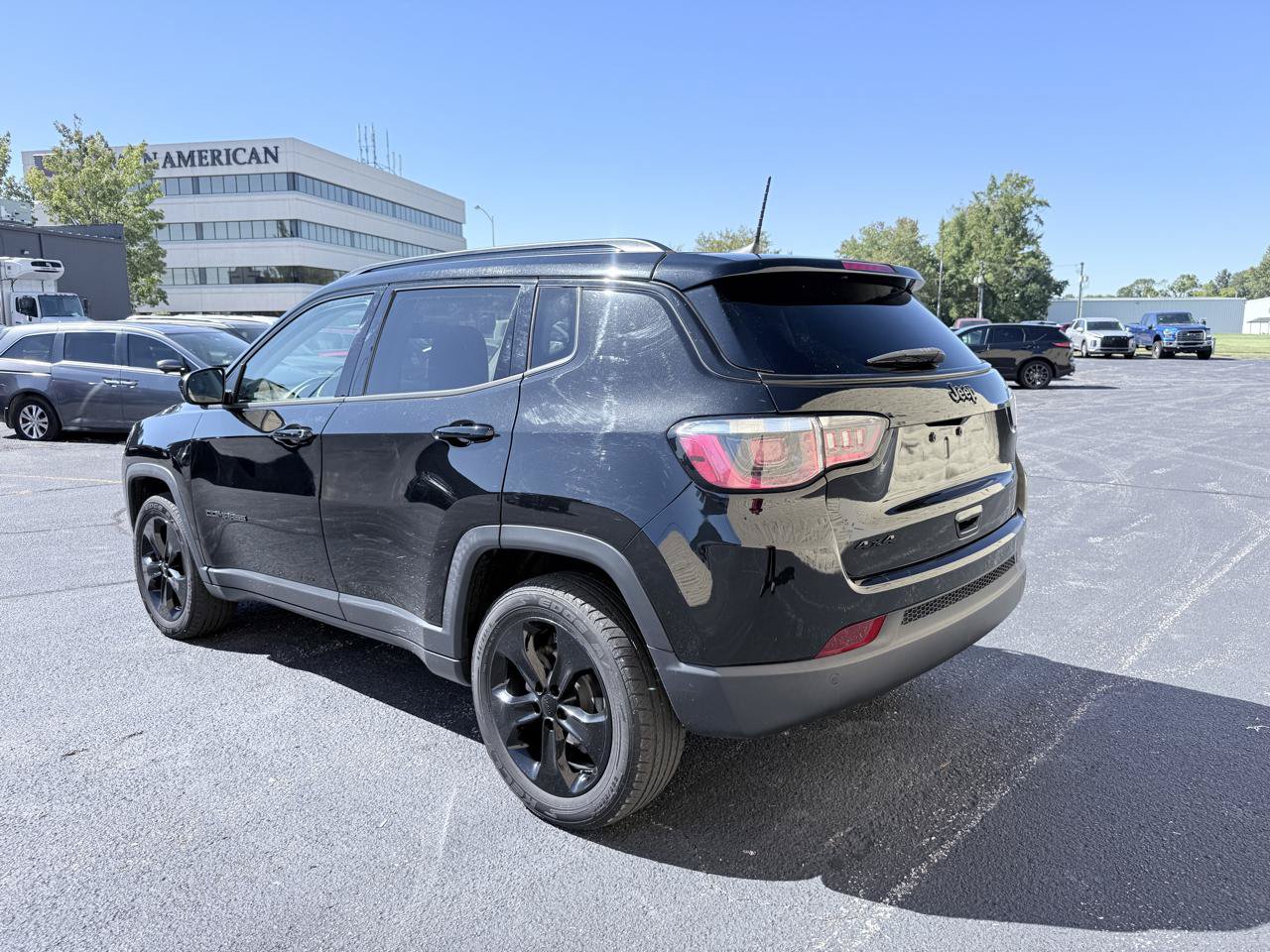 Used 2018 Jeep Compass Latitude w/ Popular Equipment Group AWD/4WD image 3