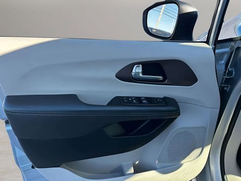 Used 2023 Chrysler Voyager LX image 11