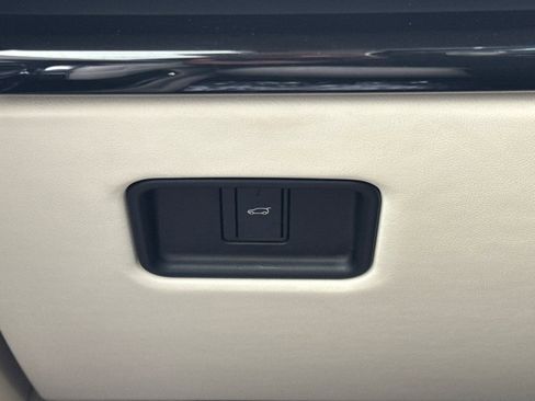 Used 2023 Land Rover Range Rover SE image 32