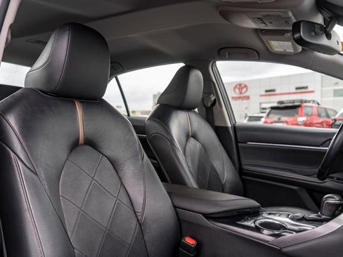 Used 2018 Toyota Camry XLE FWD image 12