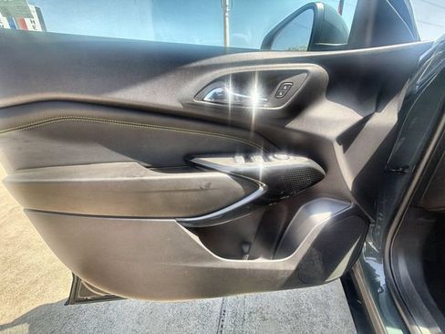 Used 2025 Chevrolet Trax LT FWD image 20