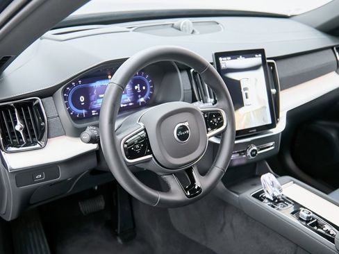 Certified 2025 Volvo XC90 B6 Ultra image 13