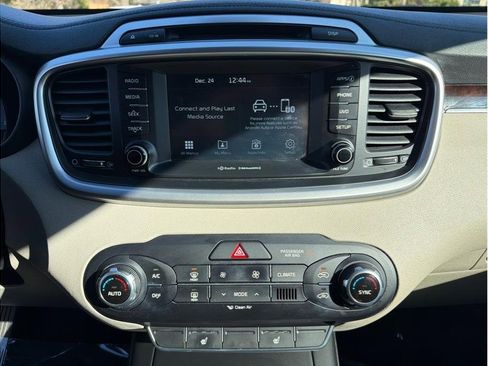 Used 2018 Kia Sorento LX Sport Utility 4D image 18
