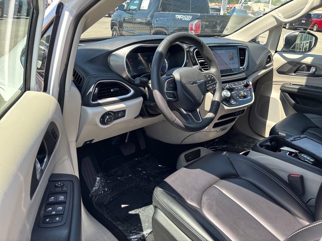 Used 2023 Chrysler Pacifica Touring-L FWD image 11