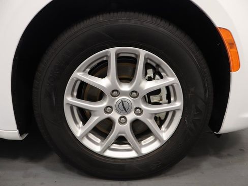 Used 2025 Chrysler Pacifica Select FWD image 28