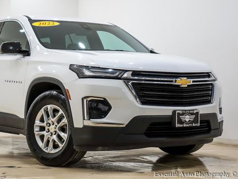 Used 2022 Chevrolet Traverse LS image 2