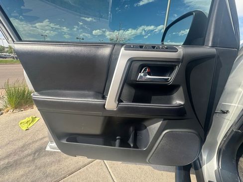 Used 2018 Toyota 4Runner SR5 AWD/4WD image 24