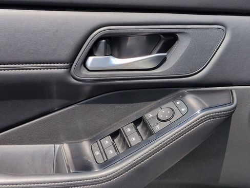 Used 2025 Nissan Rogue SV w/ SV Premium Package FWD image 13