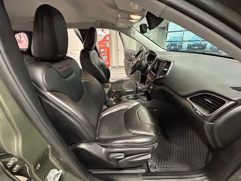 Used 2020 Jeep Cherokee Trailhawk w/ Cold Weather Group image 39