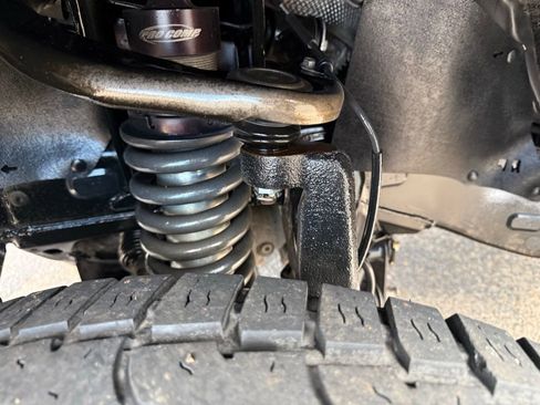 Used 2017 Toyota Tacoma TRD Sport w/ Tow Package (A/T) AWD/4WD image 3