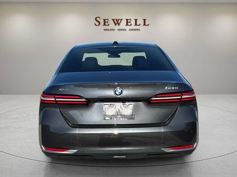 Certified 2025 BMW 530i xDrive w/ Premium Package AWD/4WD image 4