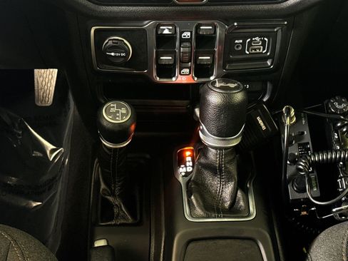 Used 2024 Jeep Wrangler Unlimited w/ Convenience Group AWD/4WD image 21