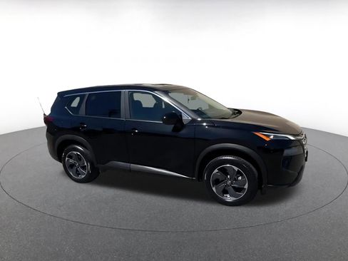 Used 2025 Nissan Rogue SV FWD image 2